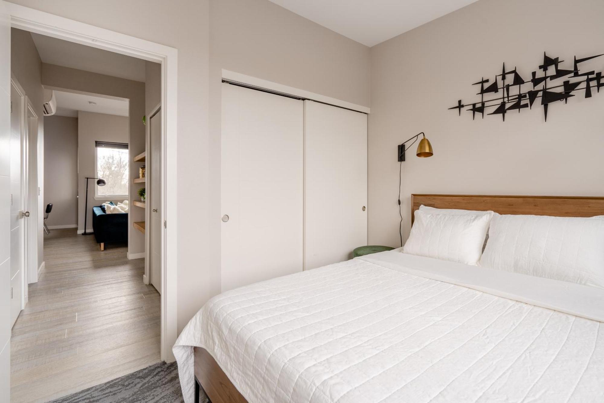 Retro Modern 2-bedroom With 90 Walkscore Apartamento