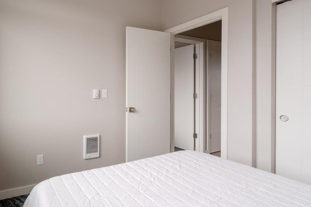 Retro Modern 2-bedroom With 90 Walkscore *