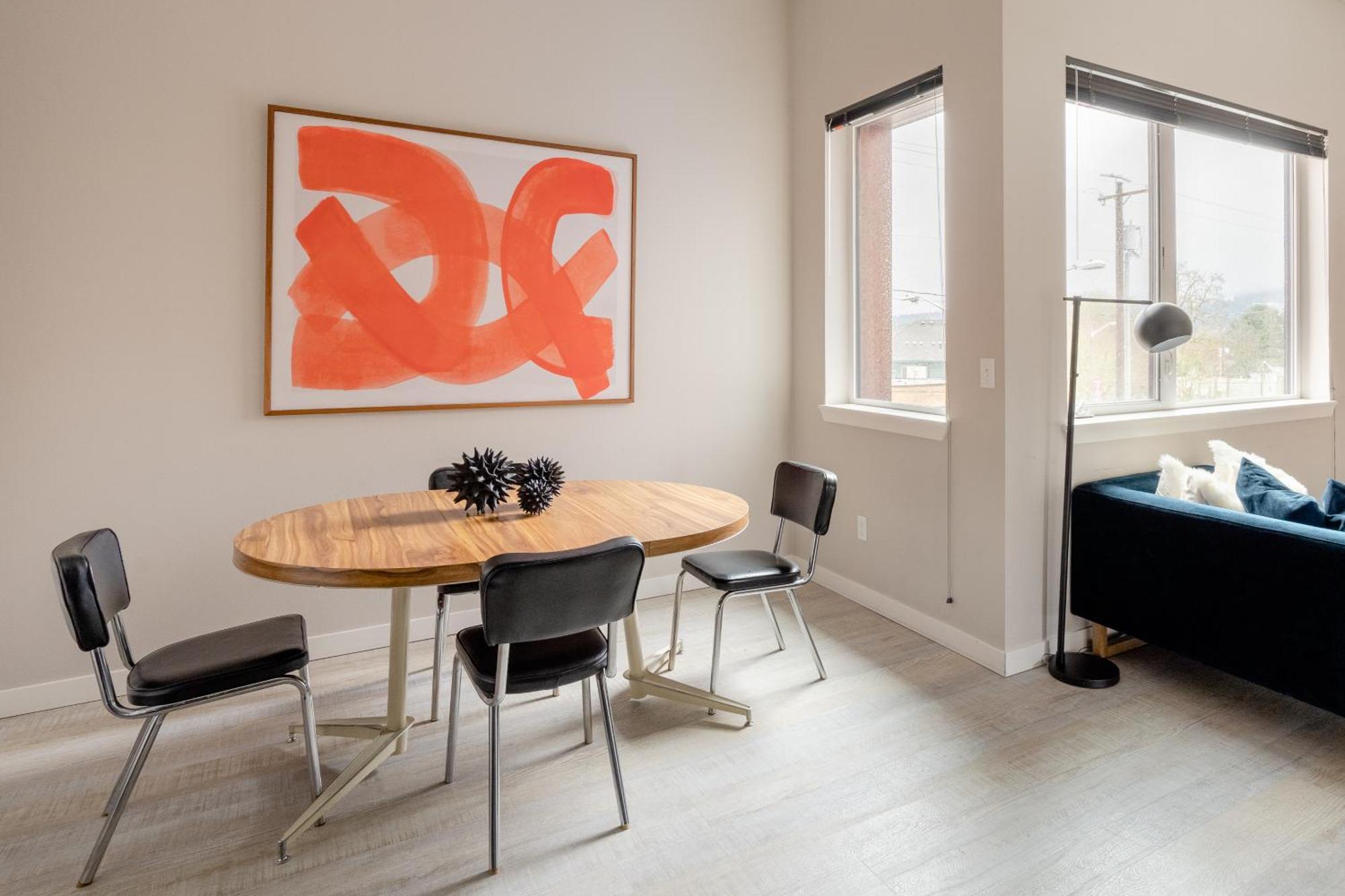 Retro Modern 2-bedroom With 90 Walkscore Apartment *
