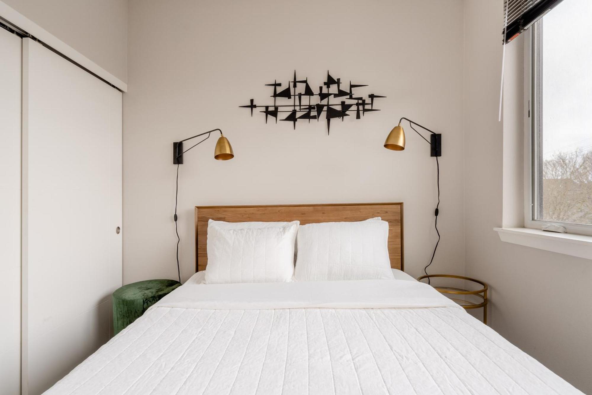 Apartment Retro Modern 2-bedroom With 90 Walkscore