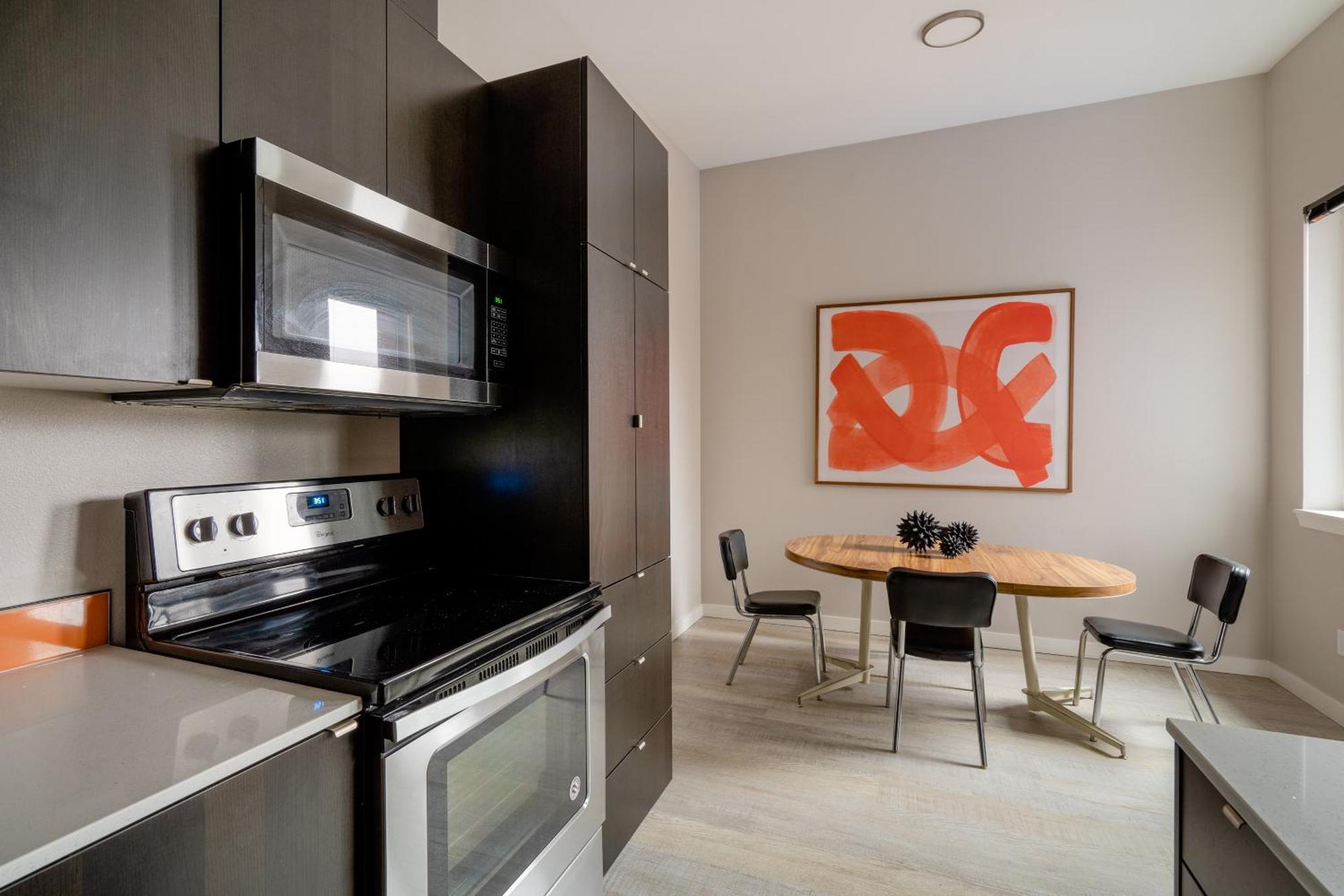 Retro Modern 2-bedroom With 90 Walkscore Apartment *