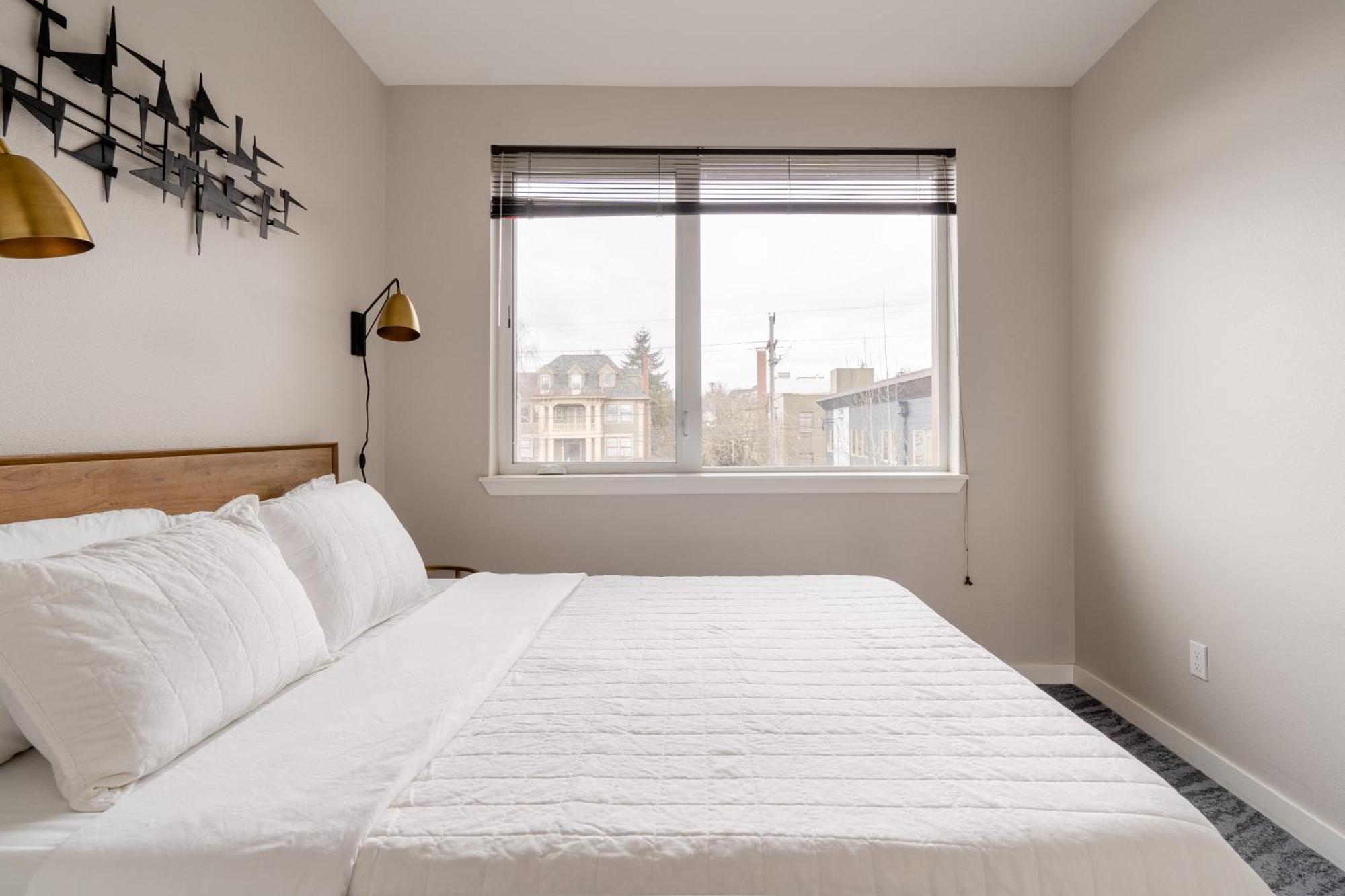 Apartment Retro Modern 2-bedroom With 90 Walkscore