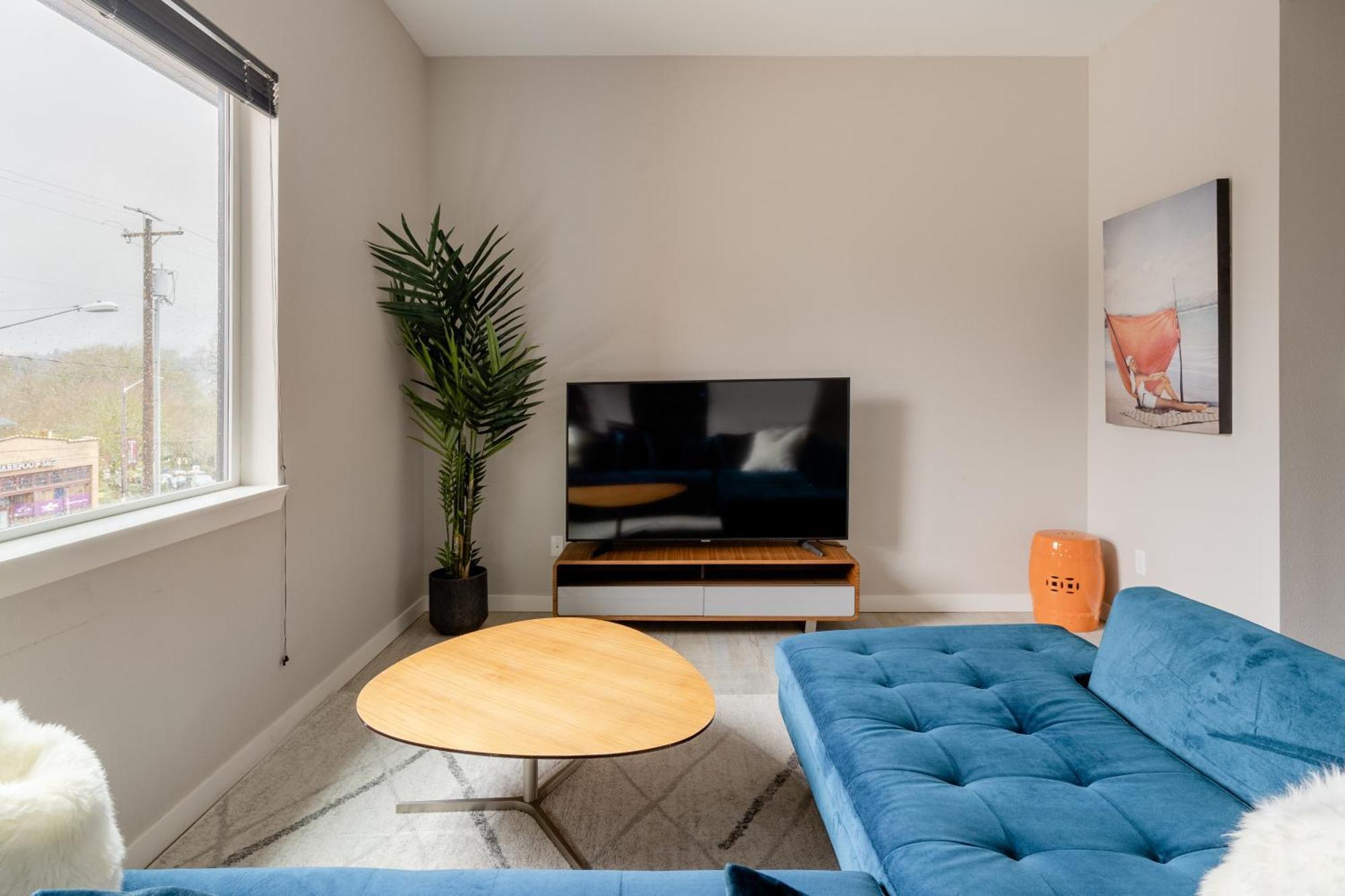 Retro Modern 2-bedroom With 90 Walkscore Apartment *