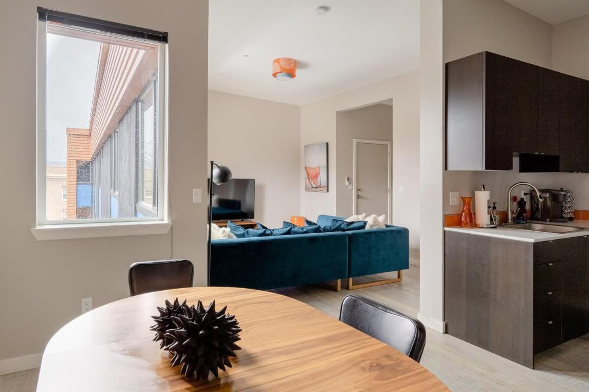 Retro Modern 2-bedroom With 90 Walkscore Apartment Portland