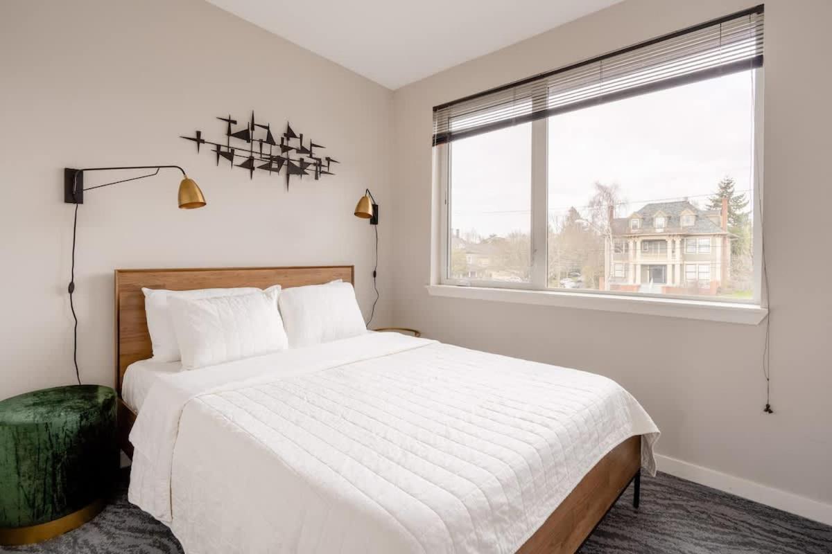 Retro Modern 2-bedroom With 90 Walkscore Apartment *