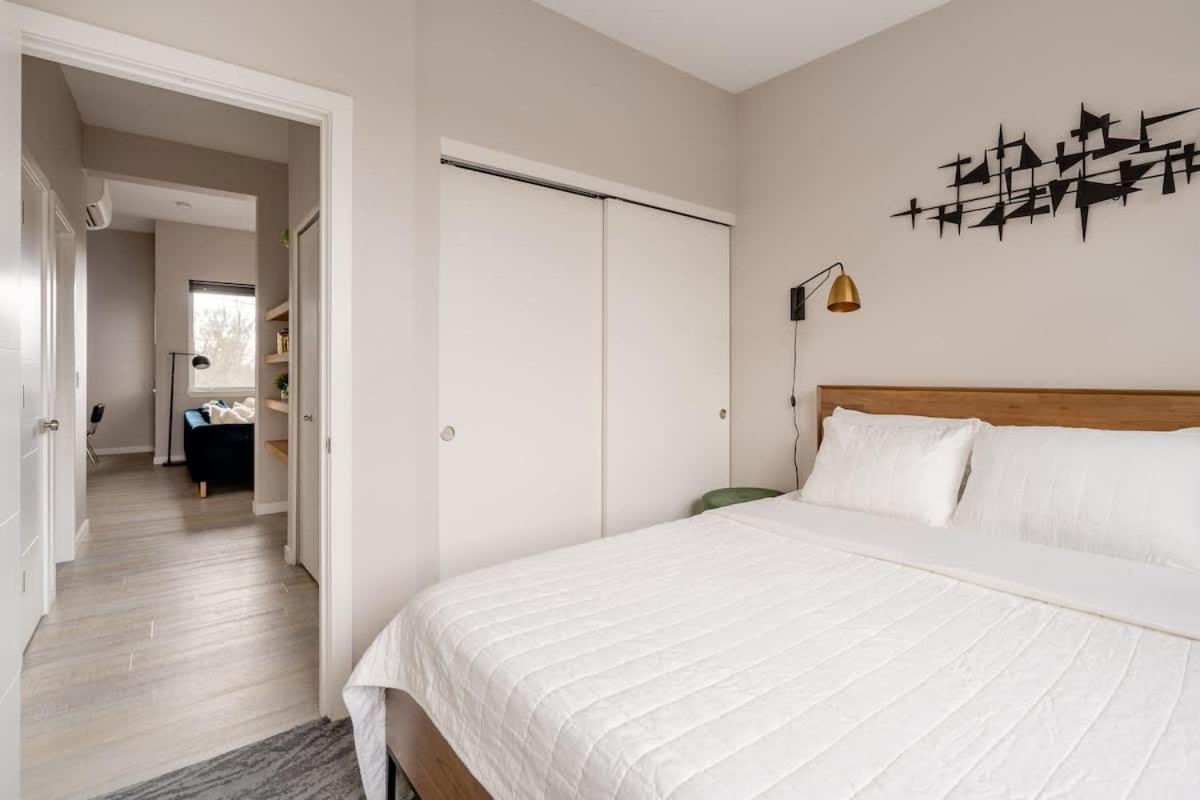 Retro Modern 2-bedroom With 90 Walkscore