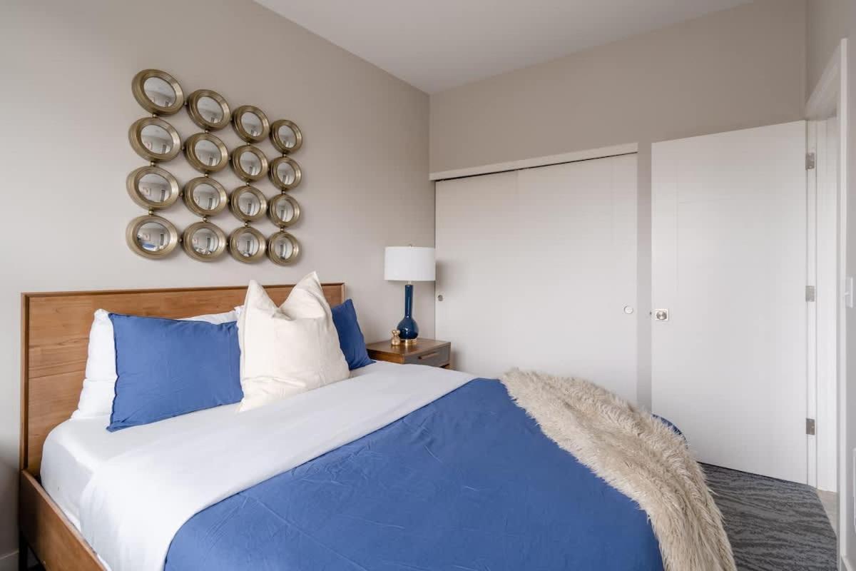 Retro Modern 2-bedroom With 90 Walkscore Apartment