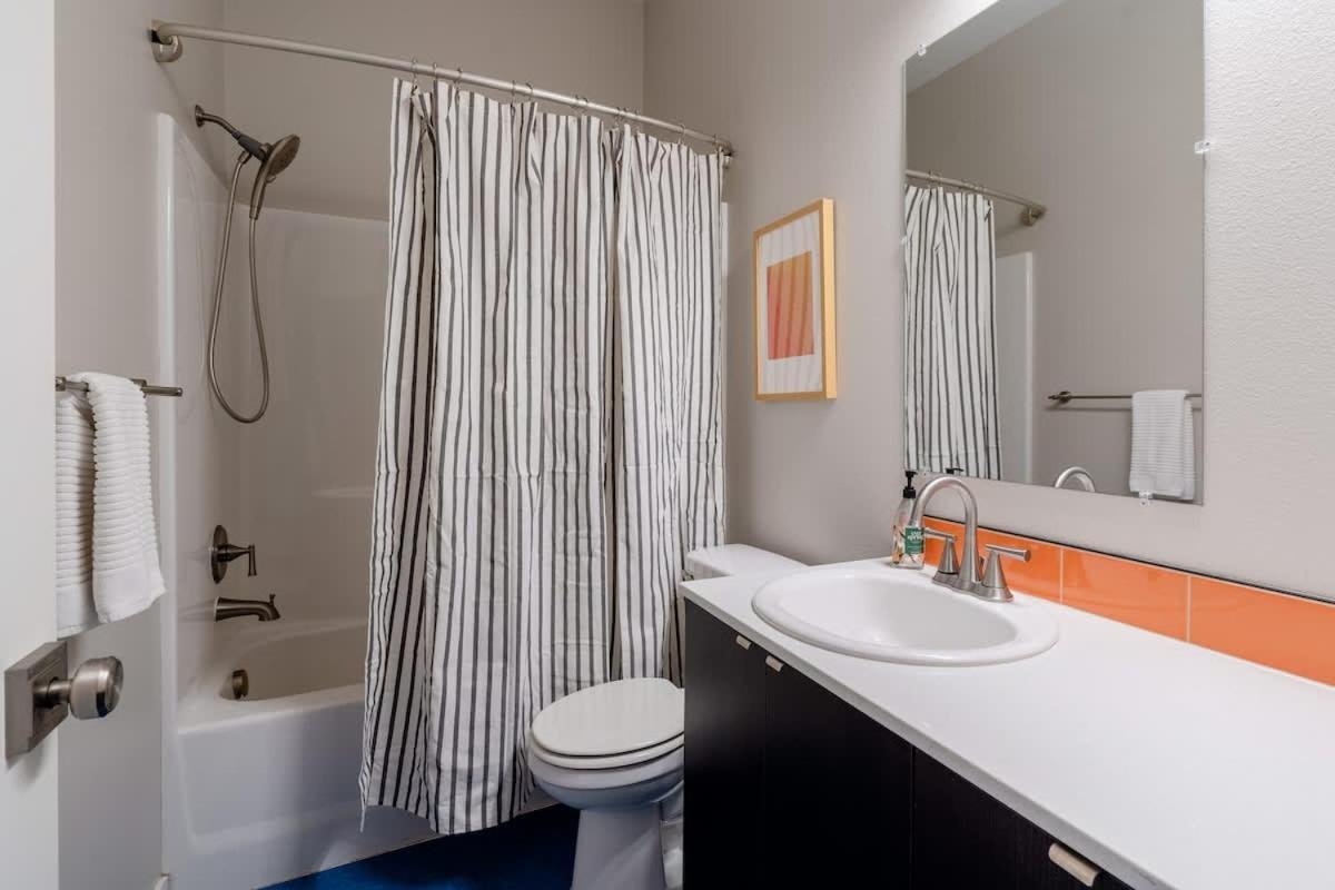 Retro Modern 2-bedroom With 90 Walkscore *