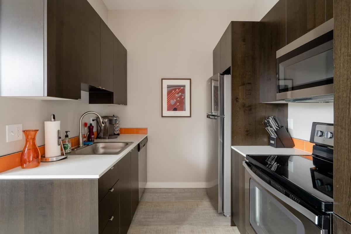 Retro Modern 2-bedroom With 90 Walkscore
