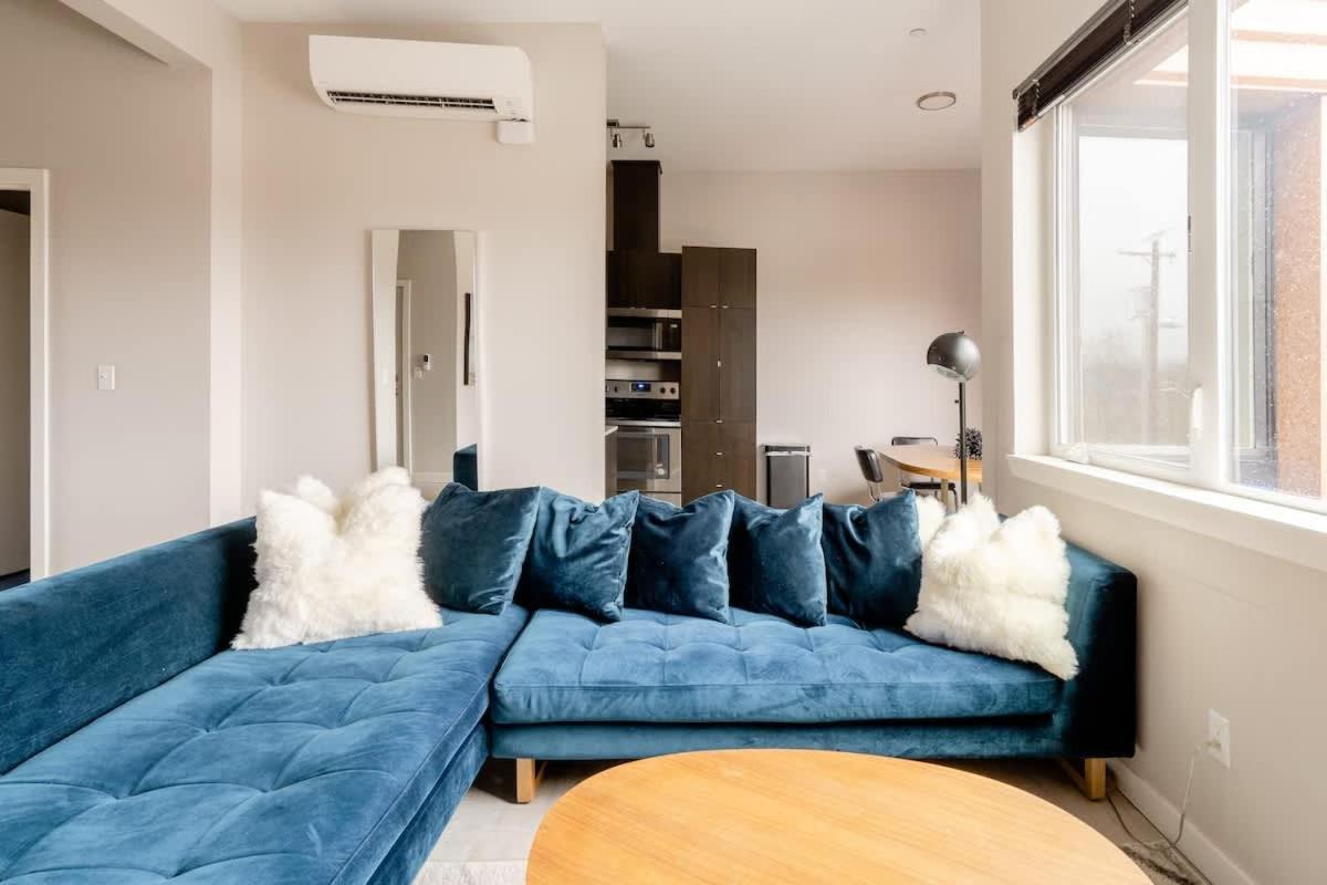 Retro Modern 2-bedroom With 90 Walkscore Apartment