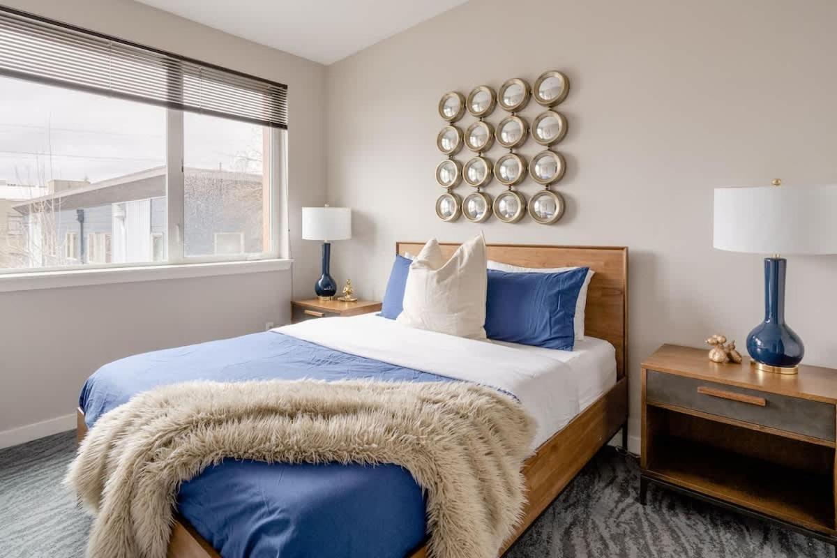 Apartment Retro Modern 2-bedroom With 90 Walkscore