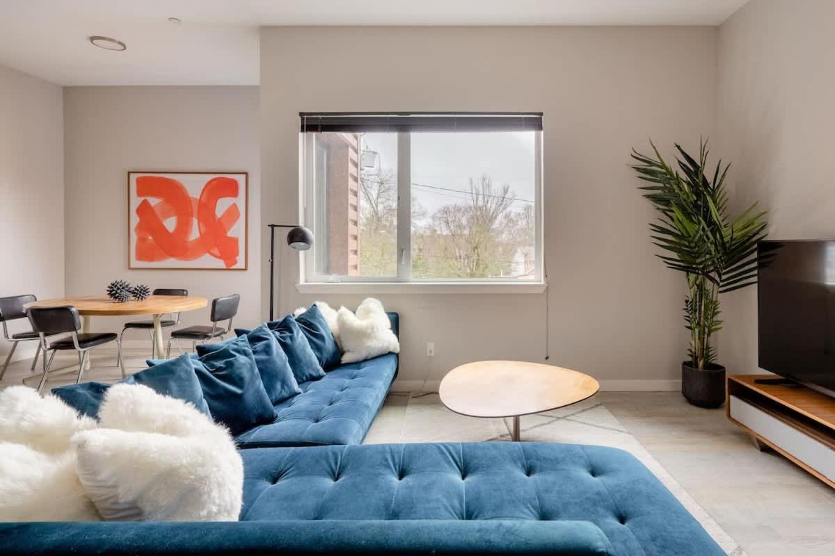 Retro Modern 2-bedroom With 90 Walkscore Apartment *